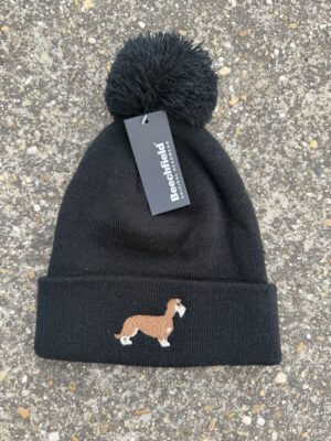 Szálka tacsi (barna) - Pompom beanie (fekete)