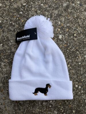 Szálka tacsi (fekete) - Pompom beanie (fehér)